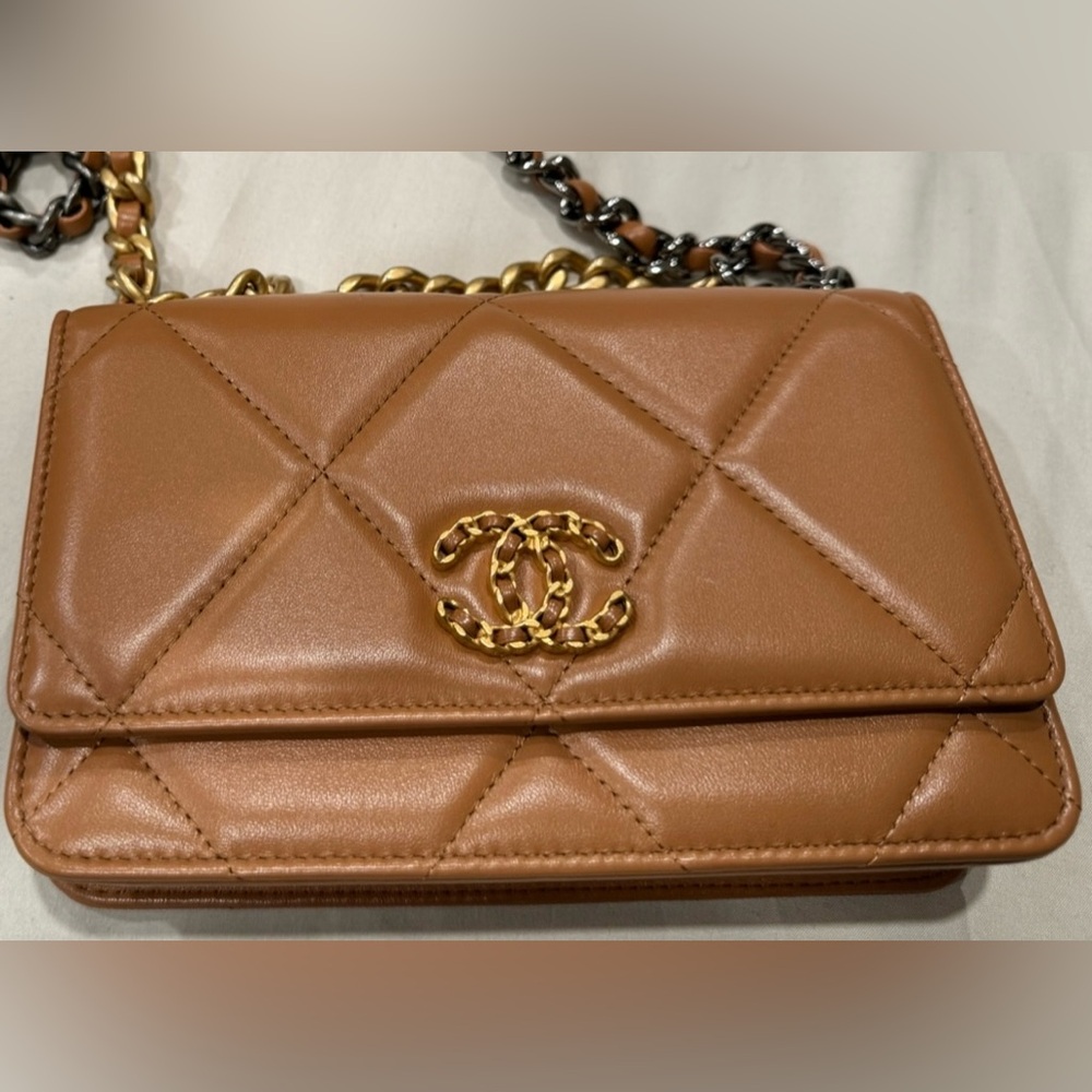 Chanel 19 WOC